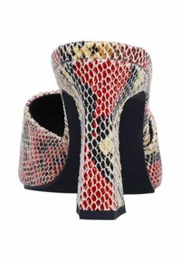 Une chaussure à talons hauts à l'arrière ouvert présente un motif de serpent texturé en rouge, jaune et noir, avec un talon et une semelle noirs unis.