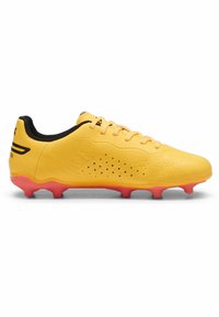 Geltoni futbolo batai su tekstūruotu sintetine viršutine dalimi, turintys trikampius iškarpas, juodus akcentus ir raudonus guminius taškus sukibimui.