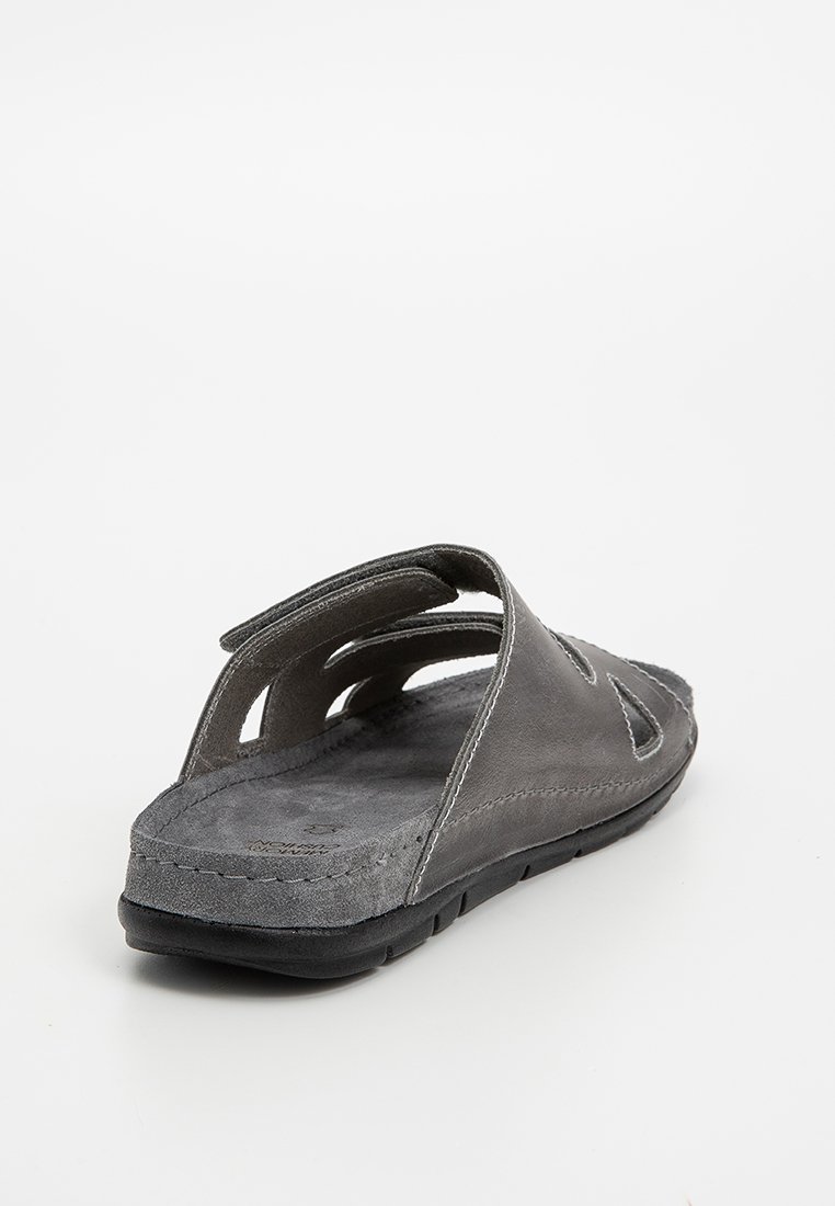 Sandal en cuir gris à enfiler avec un design ouvert, présentant des accents découpés et une semelle intérieure texturée. La semelle en caoutchouc offre durabilité.