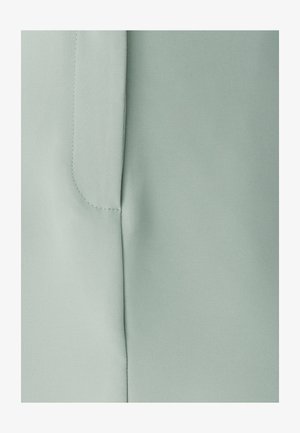 Svetlozelená látka s hladkým povrchom. Obsahuje šev a minimálne šitie. Žiadne vzory ani akcenty nie sú viditeľné.