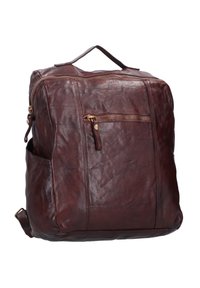 Zaino in pelle marrone con superficie testurizzata, dotato di una tasca anteriore con zip, tasca laterale e manico superiore. Dettagli in ottone.