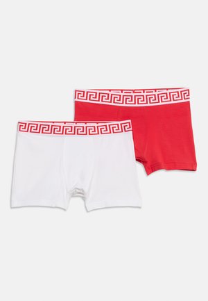 Deux paires de boxers blanc et rouge, chacun avec une ceinture élastique rouge et blanche à motifs.