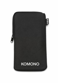 Borsetta nera con zip realizzata in tessuto testurizzato, con il nome del marchio "KOMONO" in lettere bianche sulla parte anteriore e un piccolo etichetta.