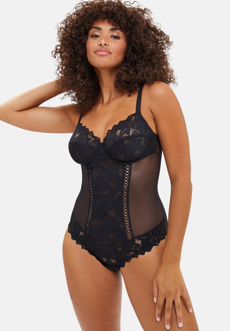 Body de encaje negro con paneles de malla, patrones florales, bordes en zigzag y copas con aros. Tirantes ajustables para un mejor ajuste.