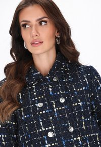 Palton bleu marin din bouclé cu textură cu model multicolor, având un design cu două rânduri de nasturi și accente de nasturi argintii.