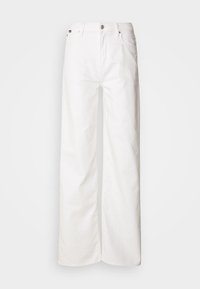 Jean blanc à jambes larges avec bouton et fermeture éclair à l'avant, passants de ceinture et poches avant sur un fond clair uni.