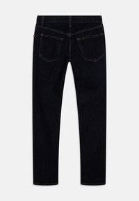 Temno modre jeans hlače imajo ožji kroj z zadnjimi žepi, kontrastnim šivom in gladko teksturo. Hlačnice so ravne in taperirane na robu.