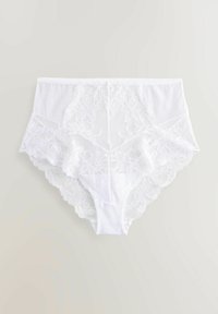 Culotte blanche en dentelle taille haute avec des motifs floraux, une taille lisse et des accents en maille texturée sur les côtés et les ouvertures de jambe.