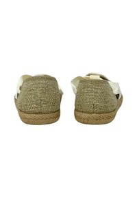 Espadrillas in fibra naturale con un upper verde texturato, dettagli beige e suola in corda intrecciata. Parte posteriore aperta con un morbido dettaglio in tessuto.