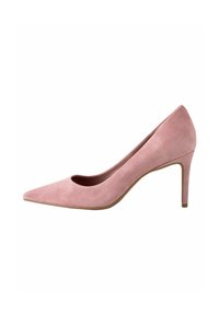 Zapato de tacón alto de ante rosa con punta afilada y un ligero escote en la parte delantera. Presenta un tacón stiletto delgado y una textura suave.
