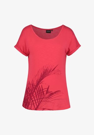 Camiseta roja de mujer con mangas cortas, puños remangados y estampado de hoja de palma en rojo oscuro en la parte inferior izquierda delantera.