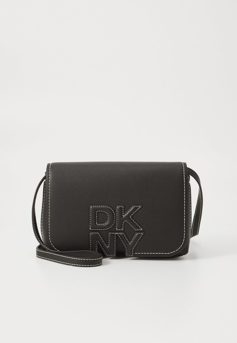 Geantă din piele neagră tip crossbody cu logo-ul DKNY, având cusături albe, închidere cu clapetă și curea ajustabilă. Textură finisată.
