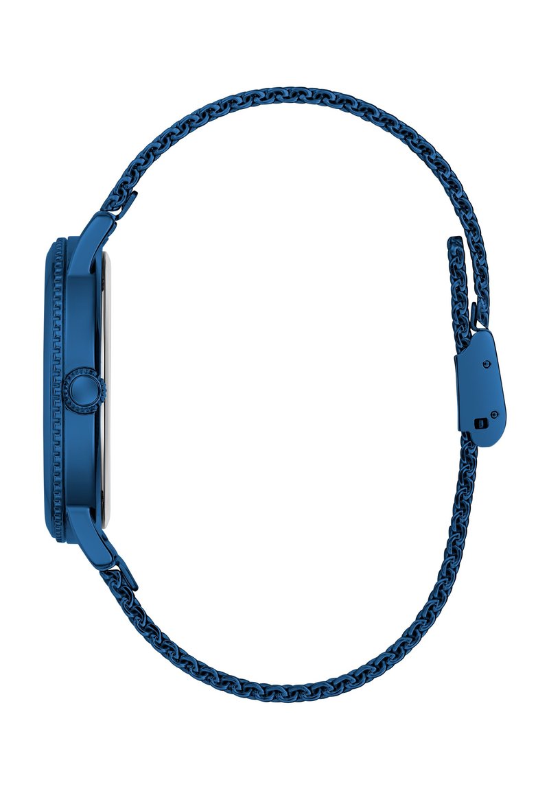 Reloj azul con caja redonda, bisel texturizado y correa de cadena trenzada. Presenta un cristal plano y un cierre de metal.