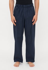 Marineblauwe gestreepte broek met een elastische tailleband, voorzien van dunne witte verticale strepen, een losse pasvorm en een soepele, lichte stof.