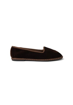 Zapato plano de terciopelo marrón oscuro con puntera redondeada y suela cosida, diseño sin cordones, visto de lado sobre fondo blanco.