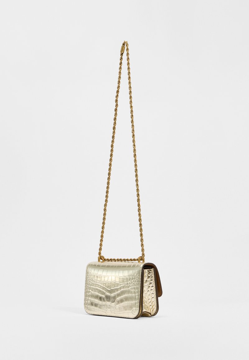 Metallisch goldene Handtasche mit strukturiertem Krokodilmuster, Kettenriemen und rechteckiger Form. Verfügt über einen Klappenverschluss und ein elegantes Design.
