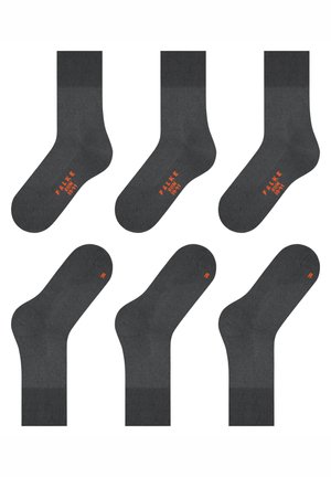 Sześć ciemnoszarych skarpetek załogowych z prążkowanymi mankietami, trzy frontowe widoki pokazujące napis "FALKE RUN SOFT" w kolorze pomarańczowym, trzy boczne widoki pod kątem, pokazujące pomarańczową etykietę z literą "R".