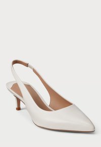 Valkoiset nahka-slingback-korkokengät, joissa on terävä kärki, pieni korko ja viilto-ominaisuus sivuilla. Sileä pinta ruskealla sisäosalla.