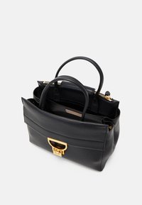 Sac à main en cuir noir avec un design structuré, fermoir en métal doré, poignées supérieures et un compartiment zippé à l'intérieur. Texture lisse.