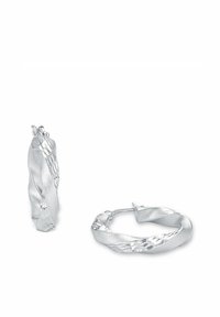 Silverfärgade hoopörhängen med en snodd design och en strukturerad yta. Reflexiva accenter skapar ett dynamiskt utseende.