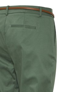 Detail zelenej nohavice s hnedým opaskom, so zadným vreckom s lemom a pútkami na opasok na bielom pozadí.