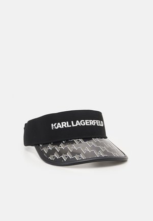 Czarna czapka z daszkiem z białym tekstem "Karl Lagerfeld" i przezroczystym daszkiem z powtarzającym się geometrycznym wzorem.