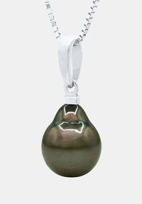 Pendentif en perle en forme de goutte d'eau, gris foncé avec un éclat irisé, attaché à une chaîne en argent au fini lisse et poli.