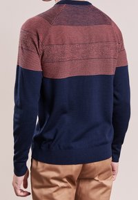 Navy- und rot gestreifter Pullover mit strukturiertem Design, gerippten Bündchen und Saum, Rundhalsausschnitt und langen Ärmeln.