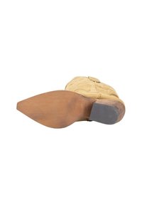 Bota vaquera marrón con patrón embosado intrincado, punta afilada y tacón apilado, ligeramente cónico. Suela de goma para tracción.