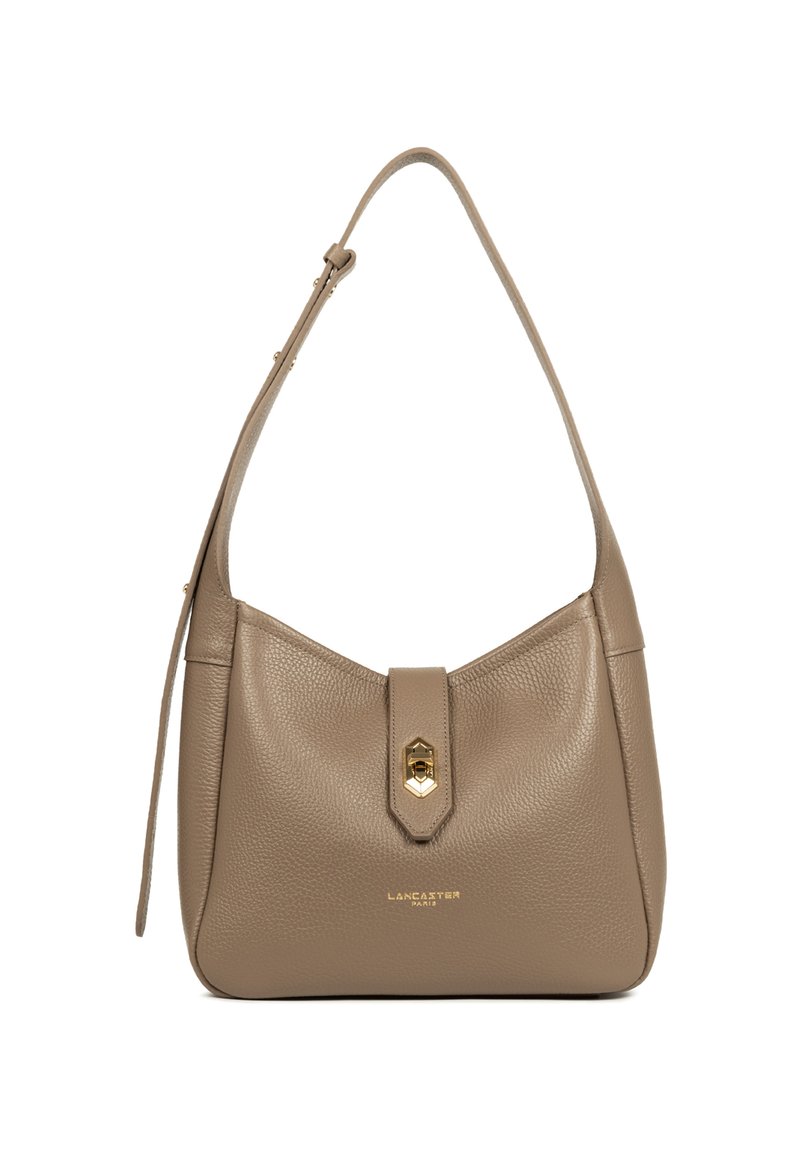 Sac à bandoulière en cuir marron avec une finition texturée, un fermoir en métal doré et une seule sangle pour un port à l'épaule. Présente le logo de la marque.