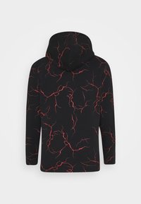 Zwarte hoodie met een rood bliksemschichtpatroon, getoond vanaf de achterkant op een effen witte achtergrond.