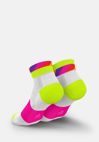 Bunte Knöchelsocken mit einem weißen Körper, leuchtend pinkem Fersen- und Zehenbereich sowie einem mehrfarbigen geometrischen Muster am Bündchen in Neonfarben.