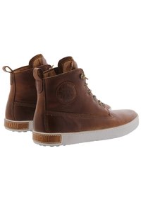 Sneakers alte in pelle marrone con suola in gomma bianca, dettaglio circolare del logo sul tallone e lacci beige. Presentano cuciture decorative e asole.