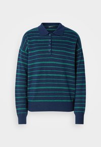 Polo pulover v mornarsko modri barvi z vodoravnimi zelenimi črtami, klasičnim ovratnikom in gumbom. Mehka tekstura z rebrastimi manšetami in robom.