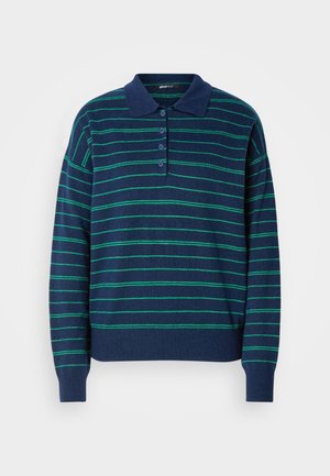 Maglione polo blu navy con strisce verdi orizzontali, colletto classico e chiusura a bottone. Texture morbida con polsini e orlo a costine.