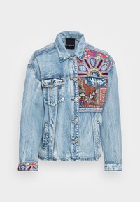 D žínová bunda světle modré barvy s barevnými vyšívanými akcenty na ramenech a rukávech. Obsahuje klasické zapínání na knoflíky a přední kapsy.