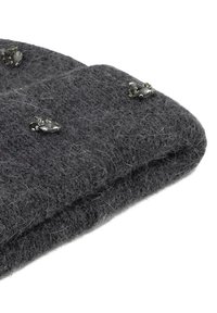 Beanie di lana grigia a maglia con una texture morbida, caratterizzata da accenti decorativi di cristalli scuri incorporati nel tessuto.