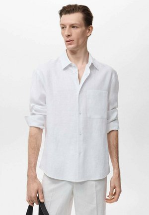 Witte linnen shirt met een button-down ontwerp, lange mouwen opgerold en een borstzak. Soepele textuur, lichtgewicht en ademende stof.