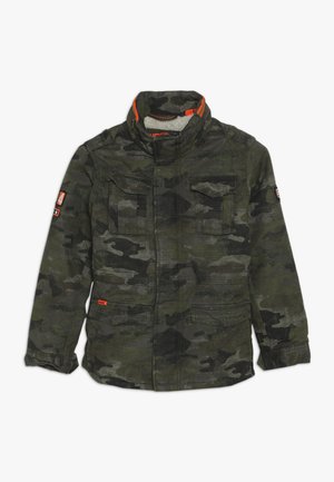 Veste camouflage verte et noire avec col montant, quatre poches avant, doublure orange à l'intérieur du col, et écussons sur les manches.