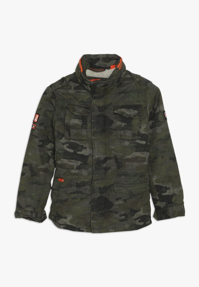 Veste camouflage verte et noire avec col montant, quatre poches avant, doublure orange à l'intérieur du col, et écussons sur les manches.