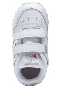 Hvit lær sneaker med doble borrelåser, perforert tåboks, polstret krage og en teksturert gummisåle. Akcentene inkluderer en logo.