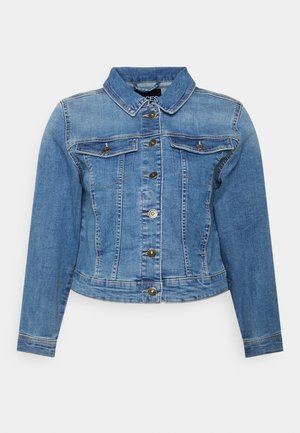 Chaqueta de mezclilla en azul claro con cuello, dos bolsillos en el pecho y cierre de botones. Presenta costuras en contraste y un corte corto.