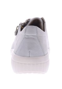 Lichtgrijze leren sneaker met een gestructureerde afwerking, een witte rubberen zool en een ritsaccent aan de zijkant. Ronde neus en gevoerde binnenkant.