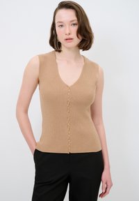 Beige ärmelloses, geripptes Strickoberteil mit V-Ausschnitt und dekorativen Knöpfen auf der Vorderseite; glatte Textur und figurbetonte Silhouette.