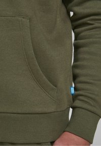 Jack & Jones Junior JJECORP LOGO HOOD - Jersey con capucha - forest night