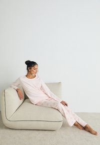 LASCANA VIVANCE DREAMS BY LASCANA VD MOON SMILE  - Nattplagg set - light pink