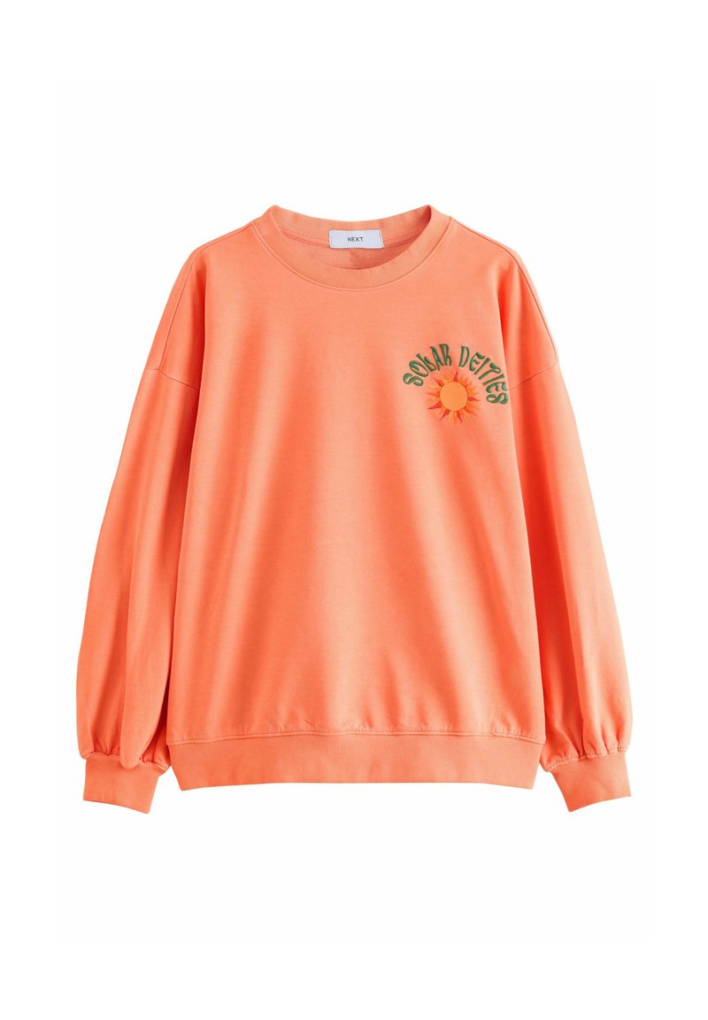 Oranje sweatshirt met een ronde halslijn, puffed mouwen en geribbelde manchetten. Bevat groene tekst "SOLAR DEVICES" en een zonafbeelding.