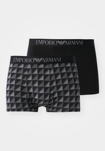 Dois pares de boxers para homem; um em preto sólido, o outro apresenta um padrão geométrico cinza com detalhes em preto. Cintura elástica com logotipo.