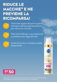 Creme solare Nivea Luminous Anti-Macchie in tube bianco con dettagli dorati, presenta SPF 50 e un erogatore a pompa, posizionata su uno sfondo blu.