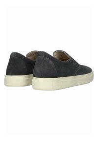 Scarpe slip-on in suede grigio con punta arrotondata, cuciture minime e suola in gomma bianca. I lati presentano una texture liscia e una marcatura sobria.